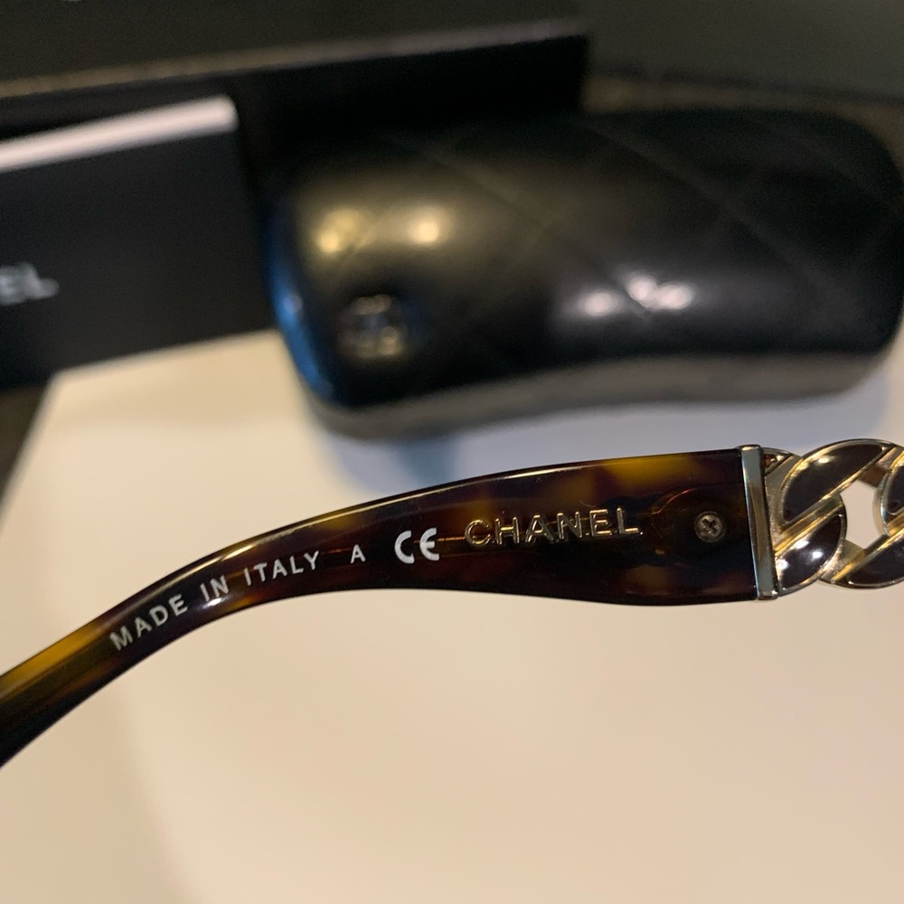 CHANEL Tortoise & Chain Link Women's Sunglasses - Picture 8 of 8